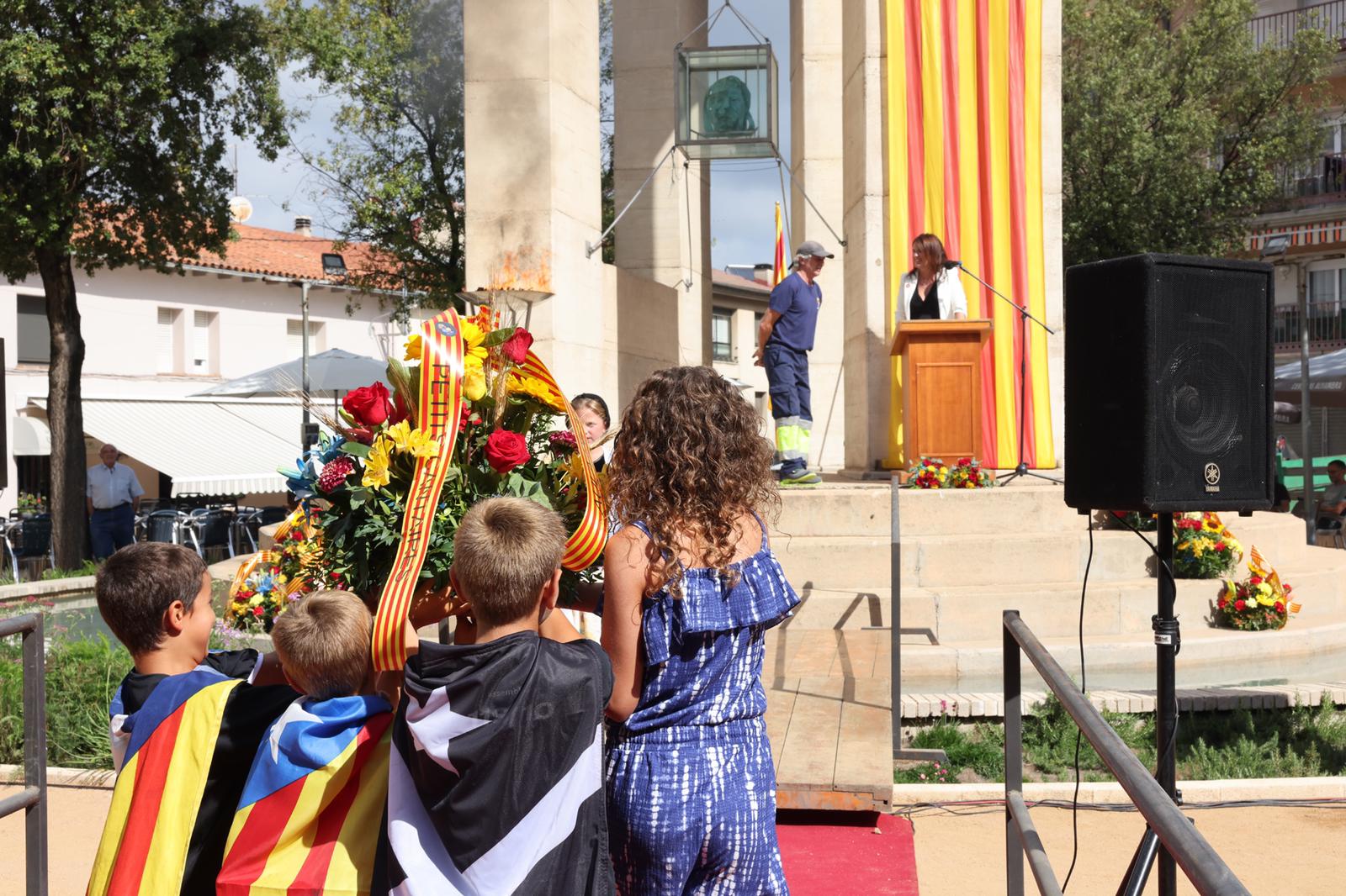 La plaça Moragues s’omple de flors per commemorar la diada de Catalunya