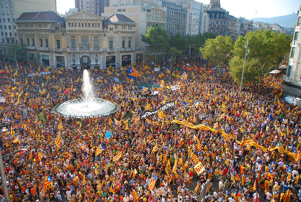 Venda de samarretes i bitllets de bus per la manifestació de l’onze de setembre a Barcelona